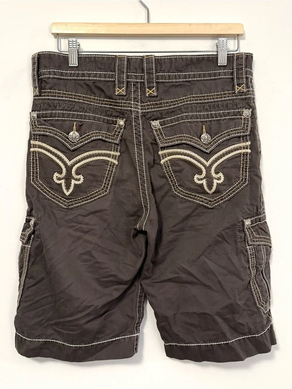 Rock Revival Men’s Y2K Embroidered Fleur-de-Lis Cargo Shorts